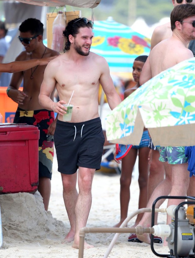 Kit Harington sin camiseta en Rio de Janeiro