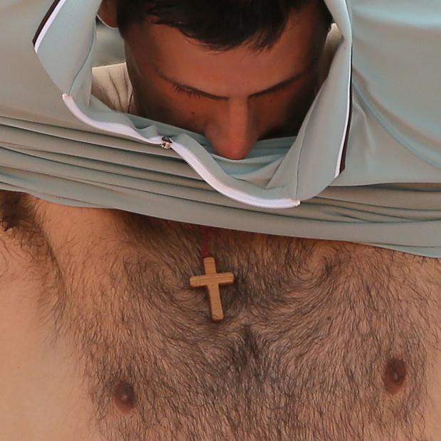 Novak Djokovic medio desnudo en Wimbledon