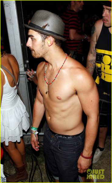 Joe Jonas sin camiseta