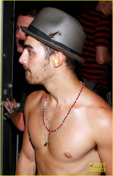 Joe Jonas sin camiseta