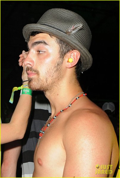 Joe Jonas sin camiseta