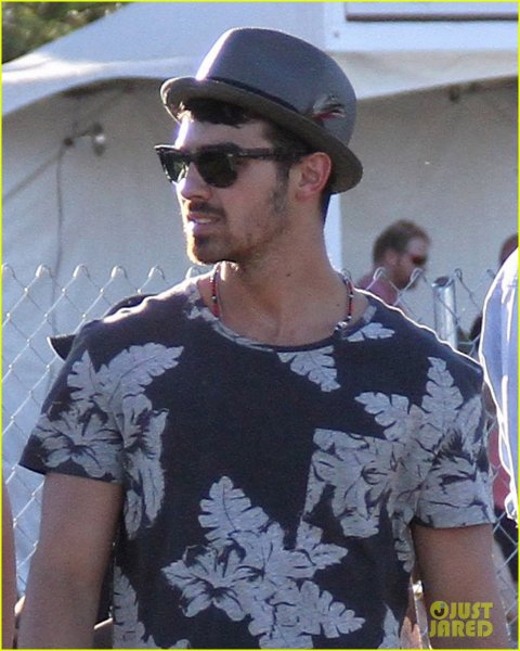 Joe Jonas sin camiseta
