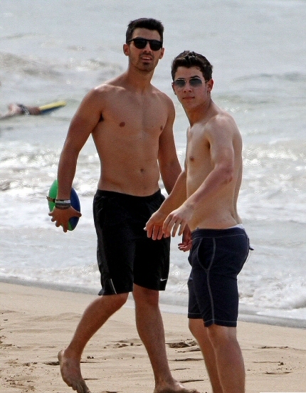 Joe Jonas en la playa