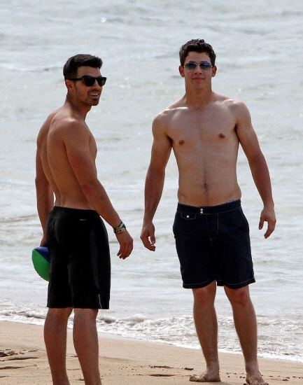 Joe Jonas en la playa