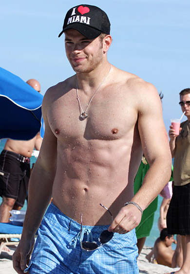 Kellan Lutz sin camiseta