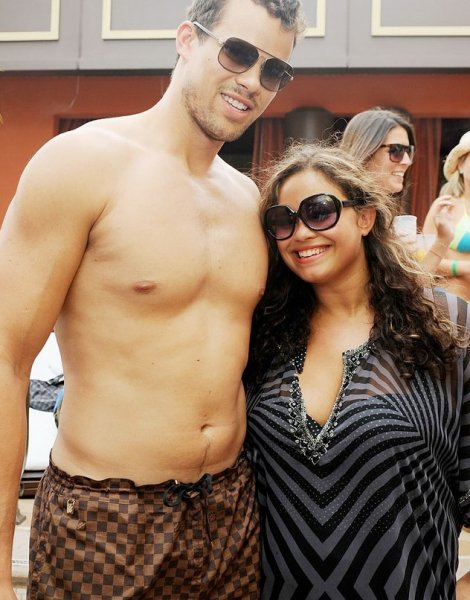 Kris Humphries, desnudo de cintura para arriba