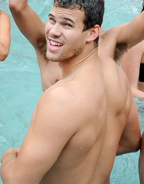 Kris Humphries, desnudo de cintura para arriba