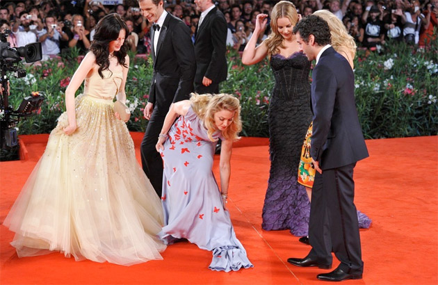 Madonna atusandose el vestido, Oscar Isaac mirando
