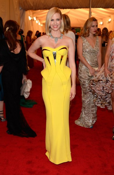 January Jones de Versace