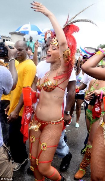 Rihanna en un carnaval en Barbados