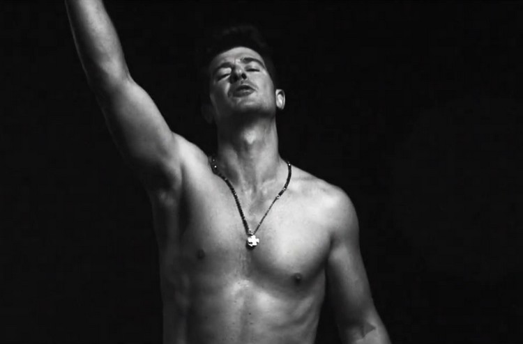 Robin Thicke, sin camiseta