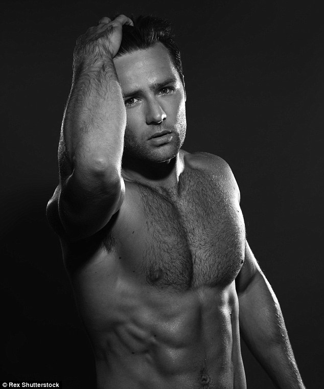 Harry Judd desnudo vendiendo perfumes