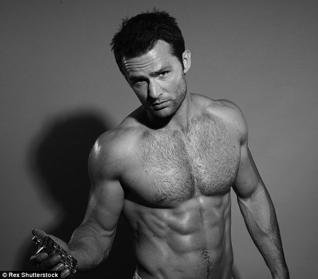 Harry Judd desnudo vendiendo perfumes