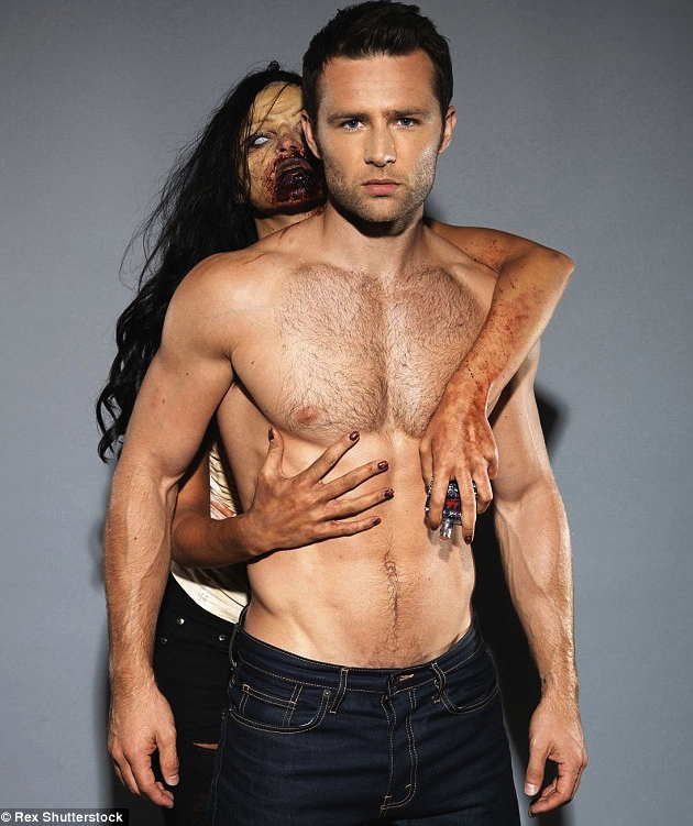 Harry Judd desnudo vendiendo perfumes