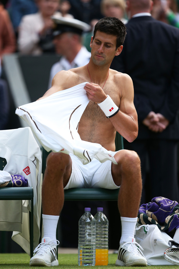 Novak Djokovic medio desnudo en Wimbledon