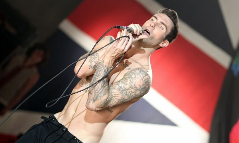 Adam Levine en el set de \'Moves Like Jagger\'
