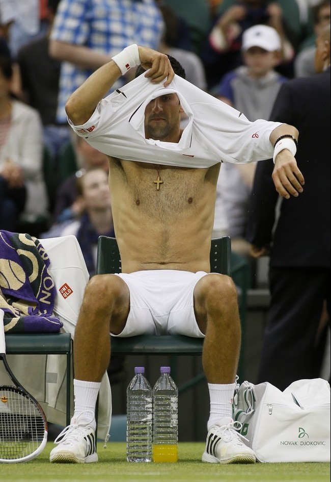 Novak Djokovic medio desnudo en Wimbledon