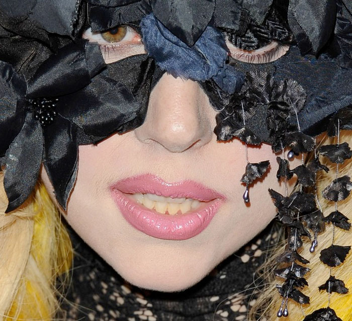 Lady Gaga, con sarro y con bigote