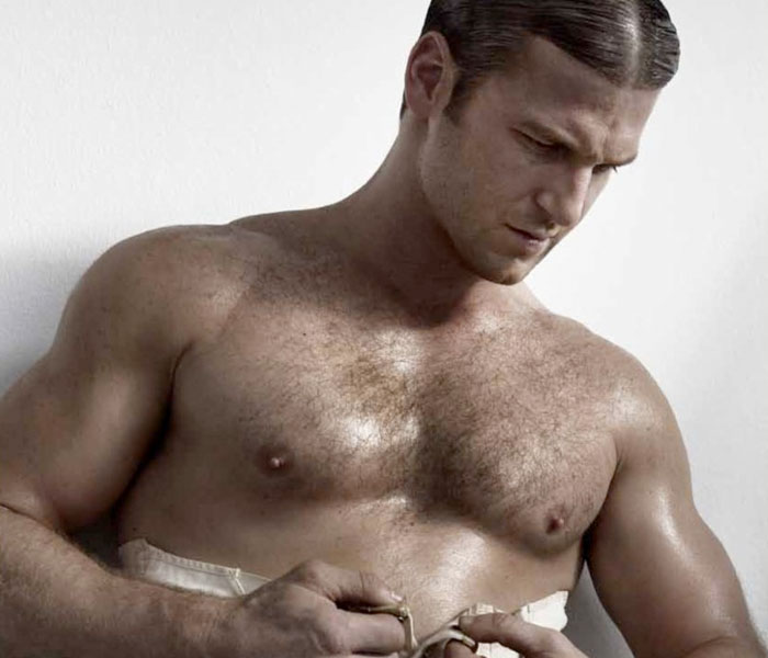 Dave Salmoni de Discovery Channel posa desnudo en Flaunt Magazine