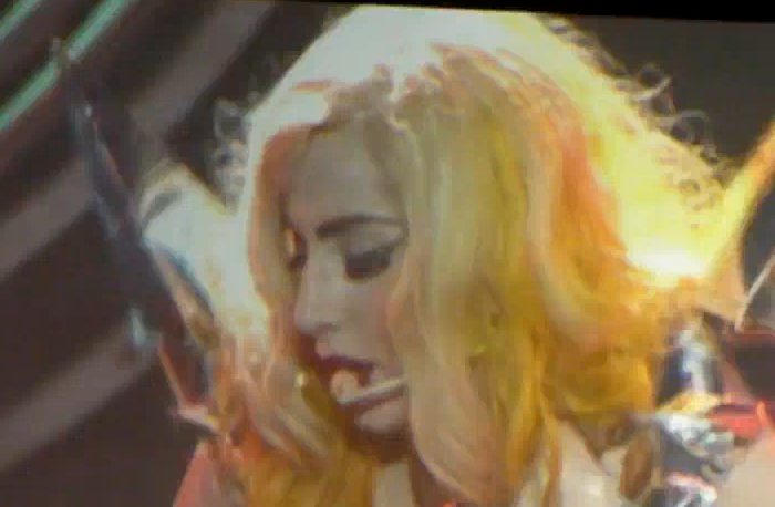Lady Gaga, como un zombie durante una actuación de su gira