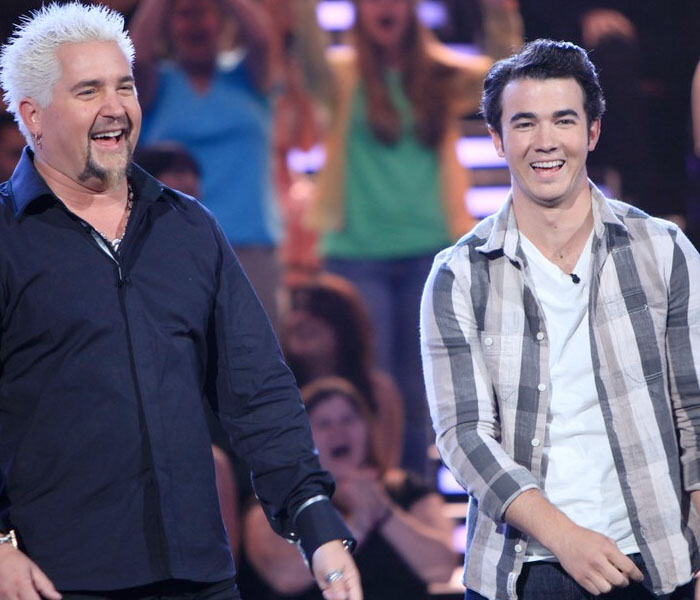 Kevin Jonas, noche homoerotica en "Minute to win". 