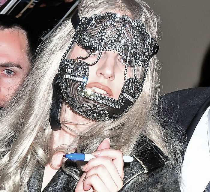 Lady Gaga con una cosa en la cara.