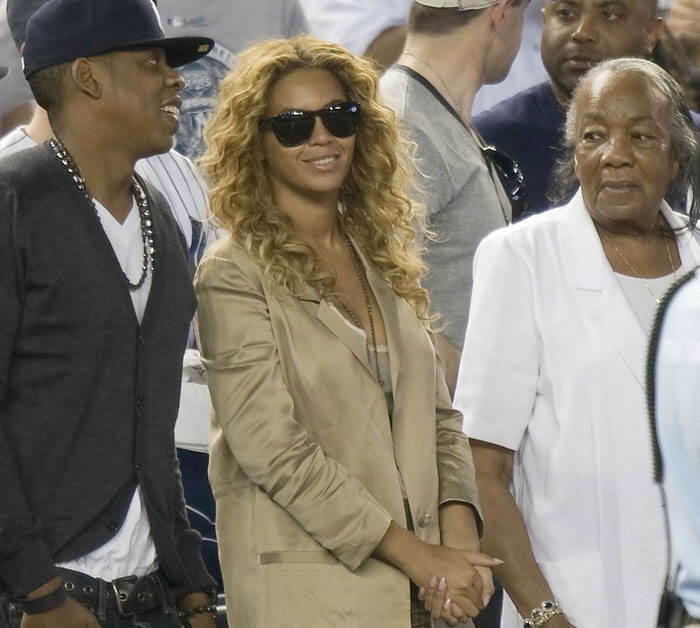 Beyoncé viendo el béisbol con la abuela de Jay-Z.