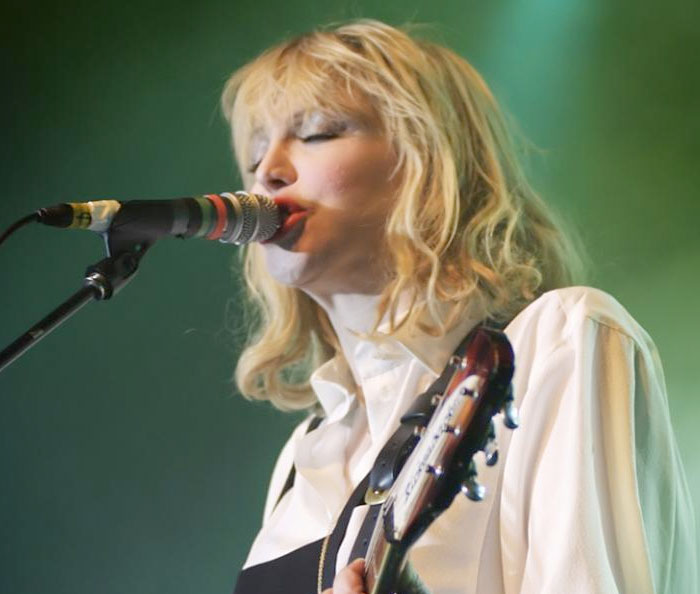 Courtney Love dice que se dio el filete con Kate Moss.