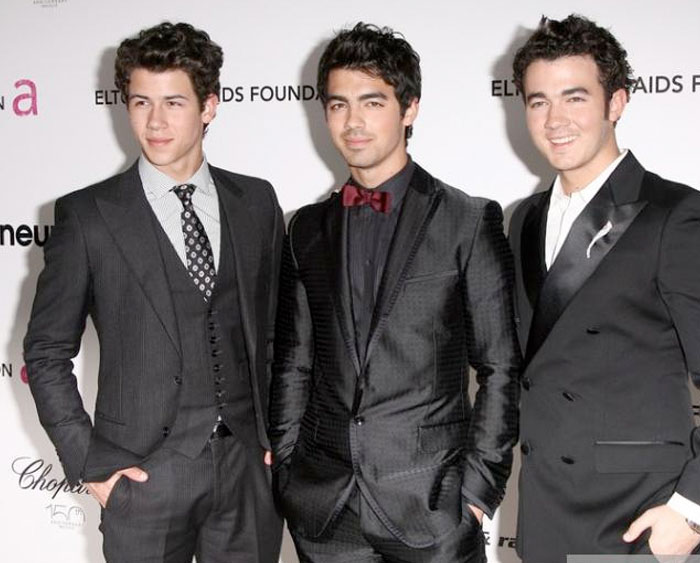 Los Jonas Brothers atrapados en un ascensor.