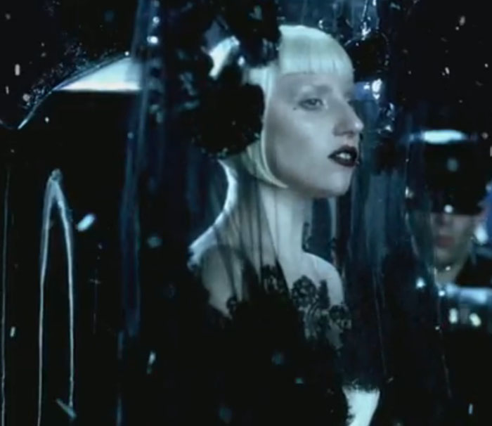 Lady Gaga estrena "Alejandro" y nos deja un poco confundidos