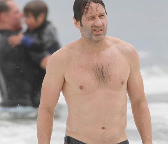 David Duchovny mantiene las abdominales 