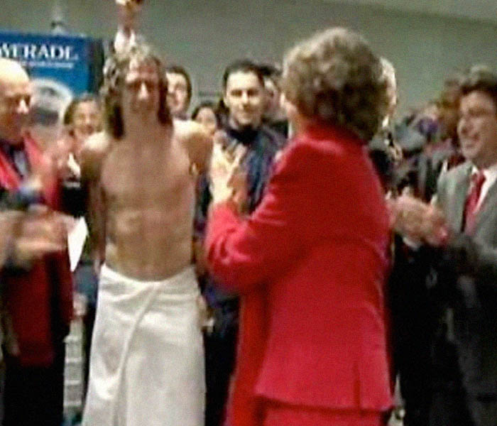 La Reina pilla a Puyol casi en bolas