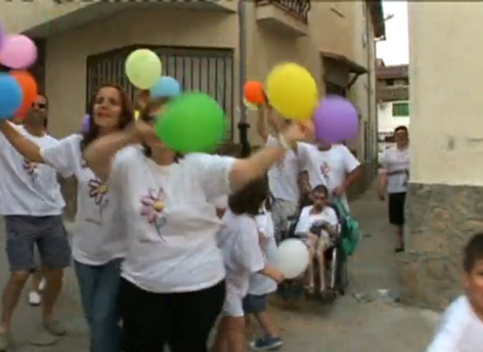 VÍDEO: Gente de pueblo homenajeando a Marta Sánchez