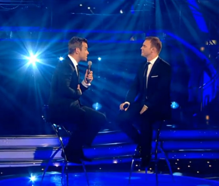 Gary Barlow y Robbie Williams en directo con 'Shame'