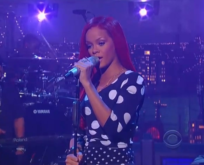VÍDEO: Rihanna se alisa el pelo a lo travesti para Letterman