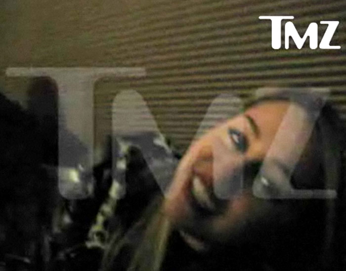 Miley Cyrus le da a la marihuana