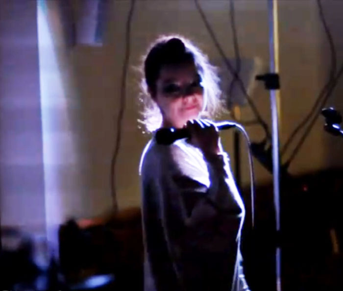 Björk en el karaoke, literalmente