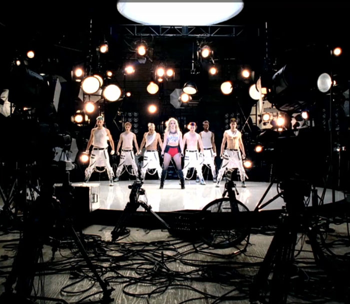 Britney Spears, muy peleona y bailonga en los últimos teaser