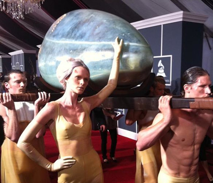Lady Gaga llega a los Grammy en un huevo