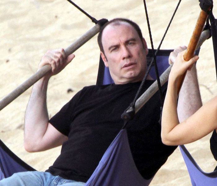 ACERTIJO: ¿Qué le falta a John Travolta en la foto?