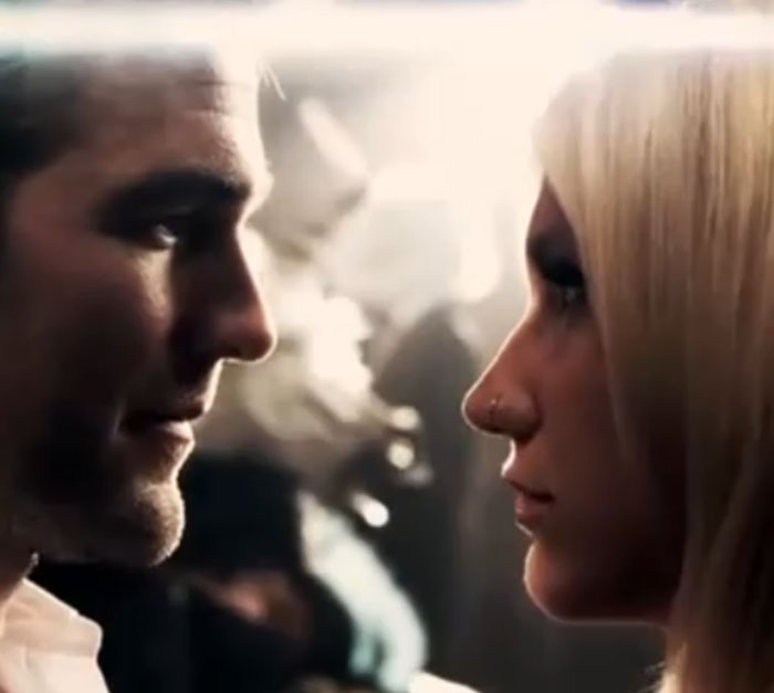 Ke$ha estrena el vídeo de 'Blow' con un Dawson bien crecidito