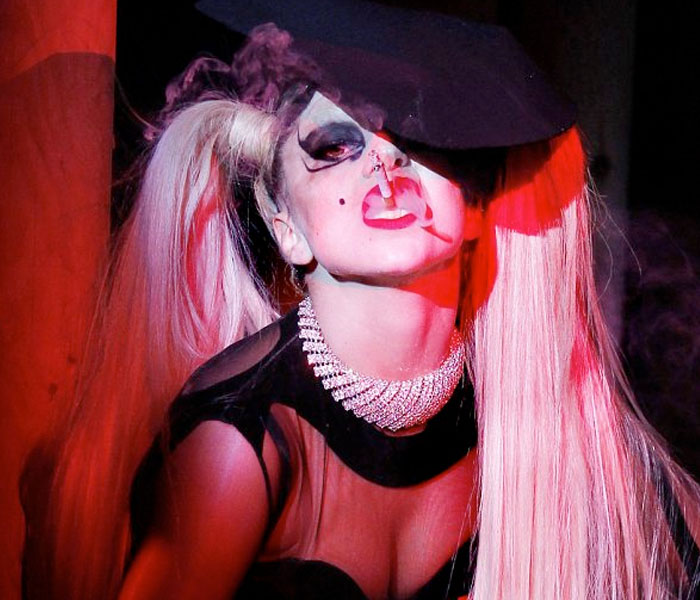Lady Gaga presenta 'Government Hooker' en el desfile de Mugler