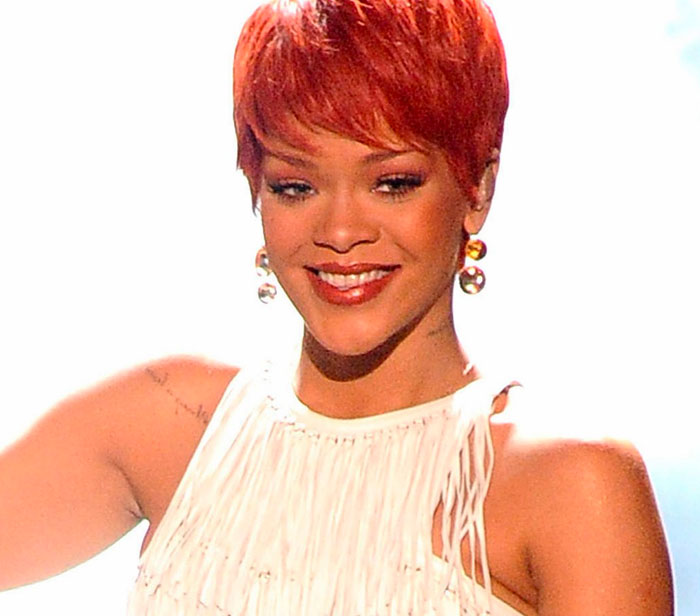 Rihanna estrena 'California King Bed' en directo
