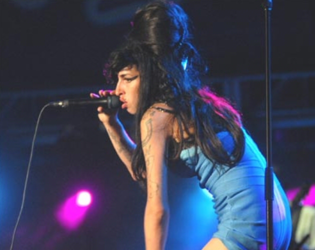 Amy Winehouse la vuelve a liar en su "comeback"