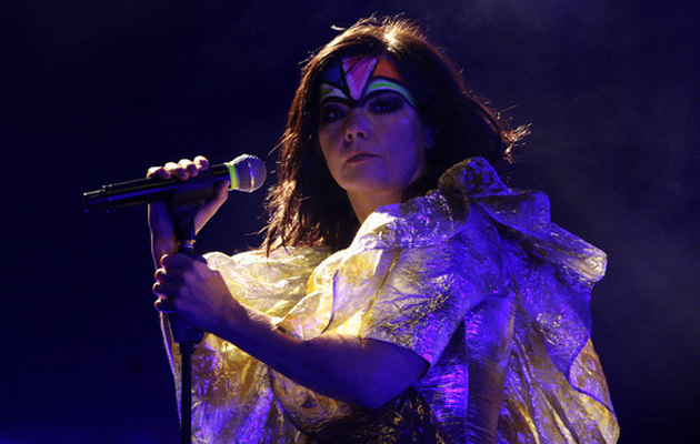 Björk estrena su nuevo single al volante de una furgoneta