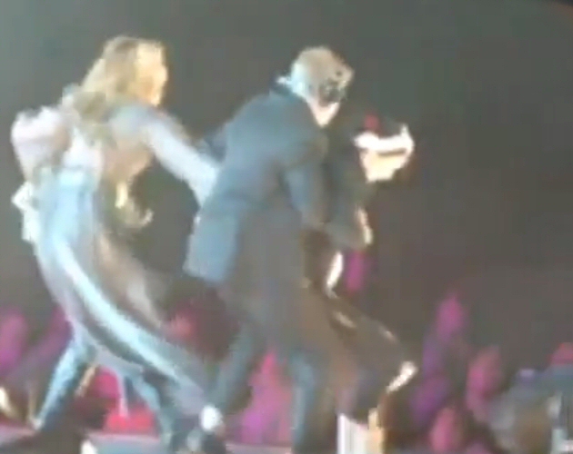 Miley Cyrus, atacada por una fan en el escenario