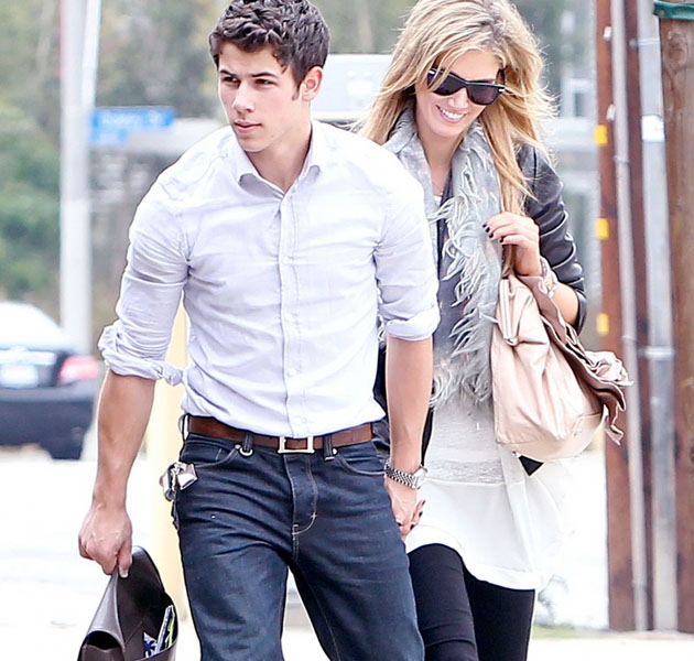 Nick Jonas, en plan macho con Delta Goodrem