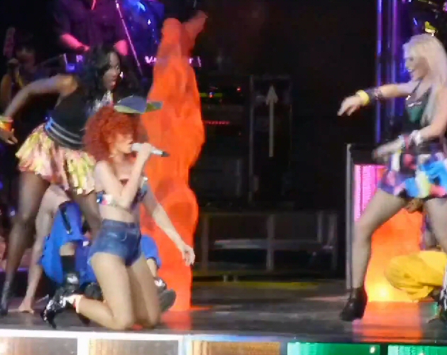 Rihanna se cae de morros en directo