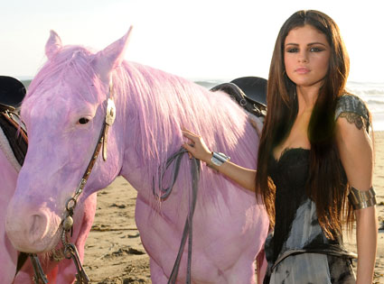 Selena Gomez maltrata caballos en su último videoclip