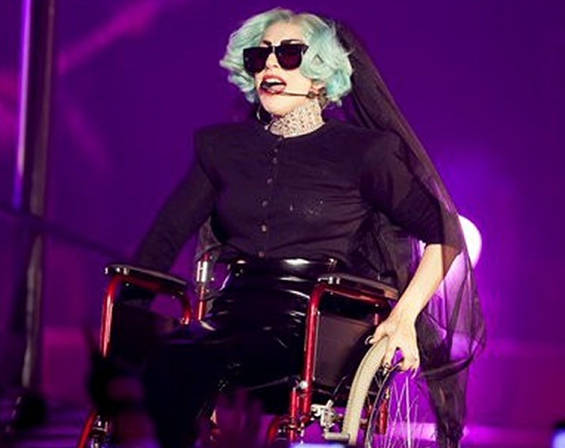 Lady Gaga en silla de ruedas